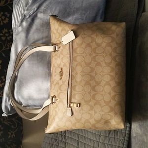 EUC Coach Signature Gallery Tote in Light Khaki and Chalk with tags